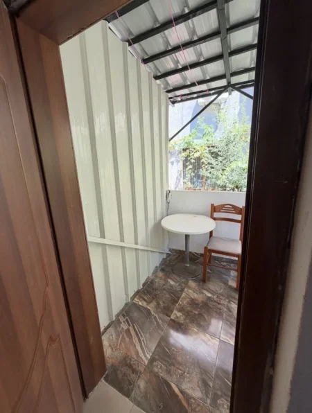 Tirane, jepet me qera apartament 1+1 Kati 1, 40 m² 300 € (Mine Peza)