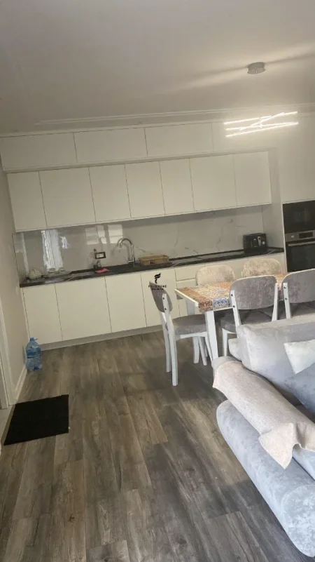 Tirane, jepet me qera apartament 1+1 Kati 2, 70 m² 650 € (PORCELANI)