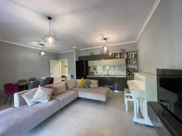 Tirane, jepet me qera apartament 2+1 Kati 6, 187 m² 589 € (SHKOZE)