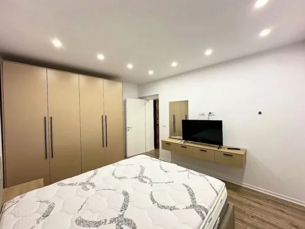 Tirane, jepet me qera apartament 1+1 Kati 5, 60 m² 600 € (Petro Nini)