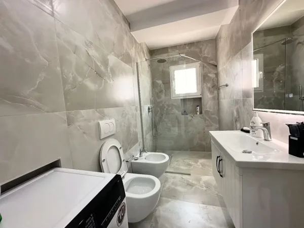 Tirane, jepet me qera apartament 1+1 Kati 5, 60 m² 600 € (Petro Nini)