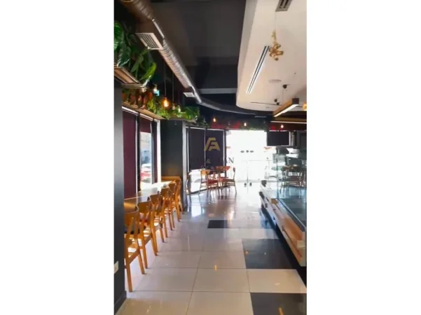 Tirane, shitet dyqan , 222 m² 800.000 € (Rruga e Kavajes)