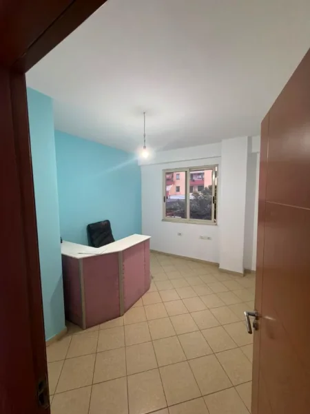 Tirane, jepet me qera nga Pronari, pa-komision ambjent biznesi Kati 2, 85 m² (Astir, buze rruge, ne fillim te bulevardit te ri)
