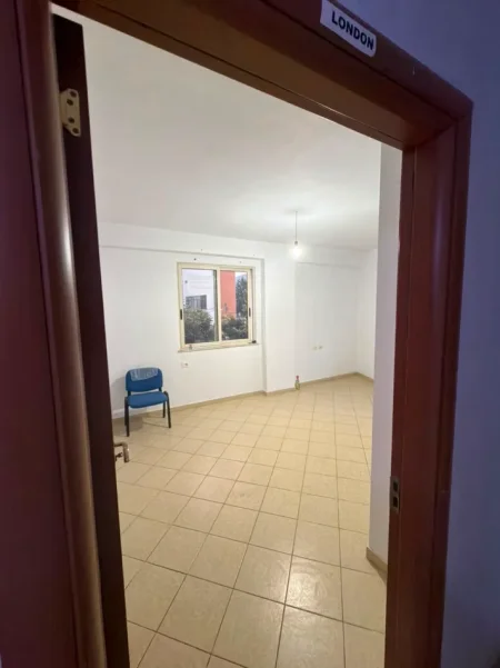 Tirane, jepet me qera nga Pronari, pa-komision ambjent biznesi Kati 2, 85 m² (Astir, buze rruge, ne fillim te bulevardit te ri)
