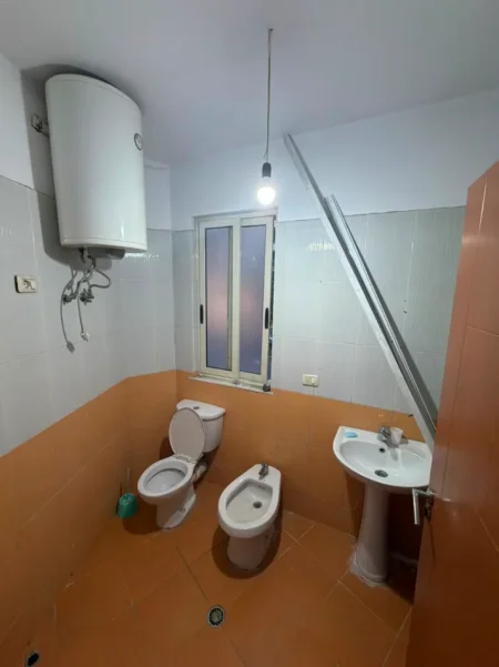 Tirane, jepet me qera nga Pronari, pa-komision ambjent biznesi Kati 2, 85 m² (Astir, buze rruge, ne fillim te bulevardit te ri)