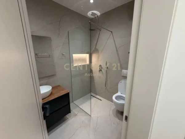 Tirane, jepet me qera apartament 2+1+Ballkon Kati 2, 99 m² 800 € (rruga e barrikadave)