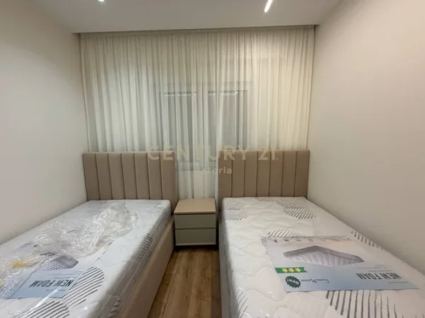 Tirane, jepet me qera apartament 2+1+Ballkon Kati 2, 99 m² 800 € (rruga e barrikadave)