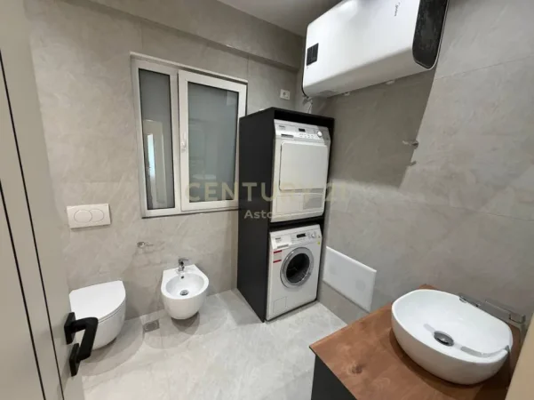 Tirane, jepet me qera apartament 2+1+Ballkon Kati 2, 99 m² 800 € (rruga e barrikadave)