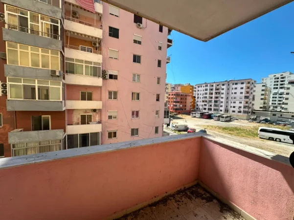 Durres, jepet me qera apartament 2+1 Kati 3, 112 m² 450 € (Plazh Hekurudha)
