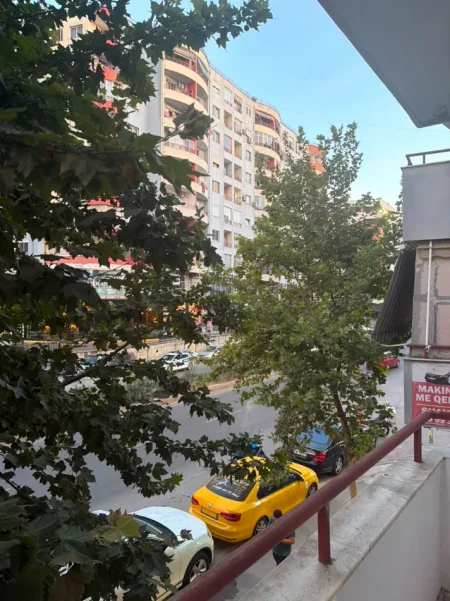 Tirane, jepet me qera nga Pronari, pa-komision ambjent biznesi Kati 2, 85 m² (Astir, buze rruge, ne fillim te bulevardit te ri)