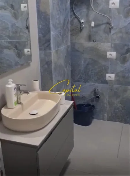 Tirane, jepet me qera zyre Kati 4, 100 m² 900 € (RRUGA E BARRIKADAVE)