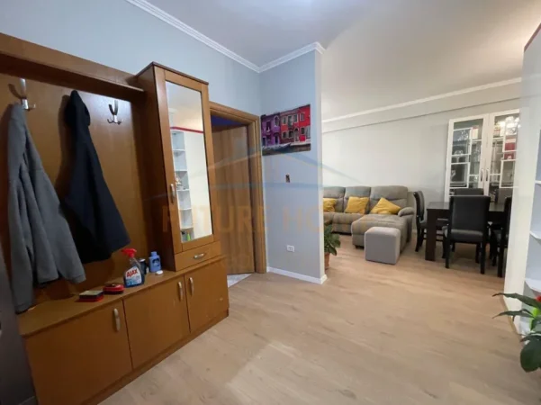 Shqiperi, jepet me qera apartament 2+1 Kati 3, 92 m² 500 € (UNAZA E RE)