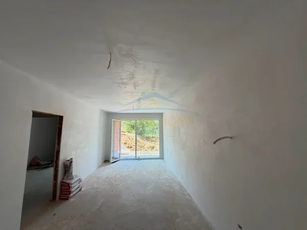 Tirane, shes apartament 1+1+Ballkon Kati 1, 83 m² 162.000 € (Liqeni i thate)