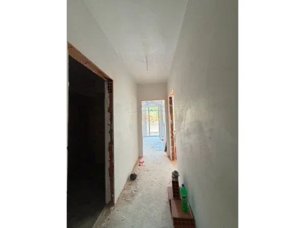 Tirane, shes apartament 1+1+Ballkon Kati 1, 83 m² 162.000 € (Liqeni i thate)
