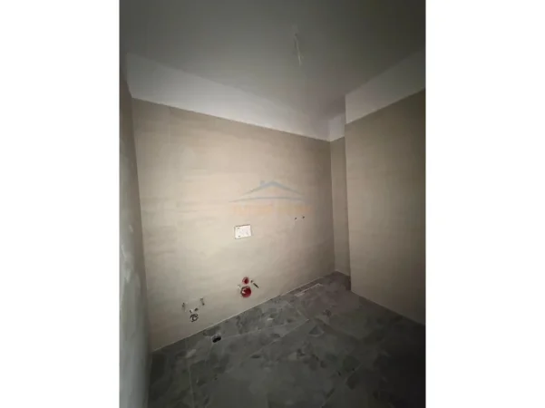 Tirane, shes apartament 1+1+Ballkon Kati 1, 83 m² 162.000 € (Liqeni i thate)