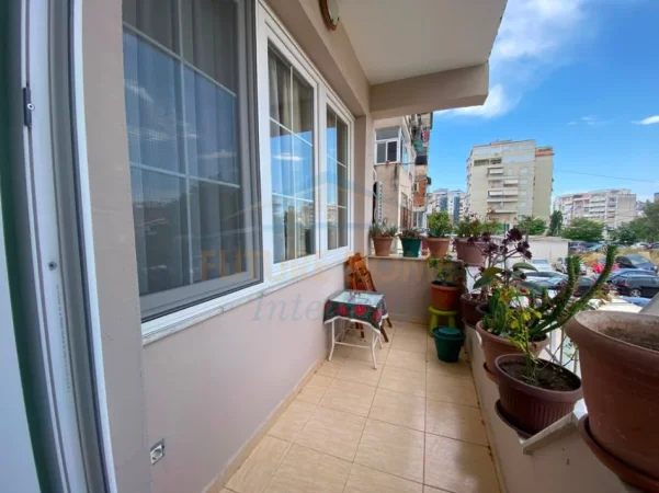 Tirane, jepet me qera apartament 2+1+Ballkon Kati 2, 90 m² 650 € (Ish Tregu Elektrik)