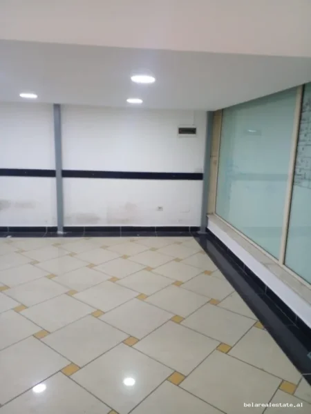 Tirane, jepet me qera dyqan Kati 2, 60 m² 630 € (Rruga e Barrikadave)