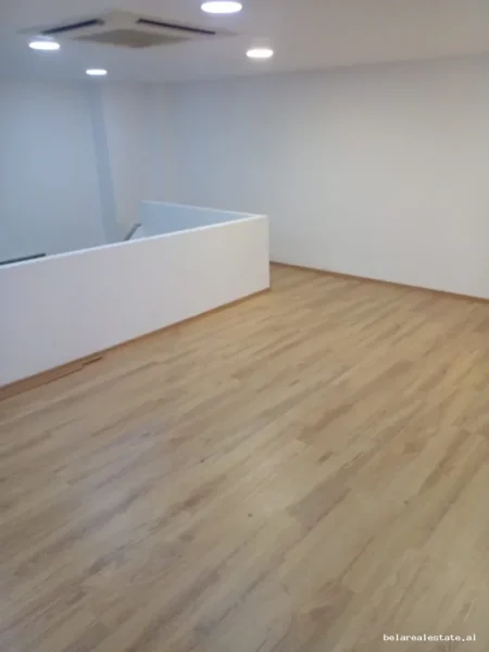 Tirane, jepet me qera dyqan Kati 2, 60 m² 630 € (Rruga e Barrikadave)