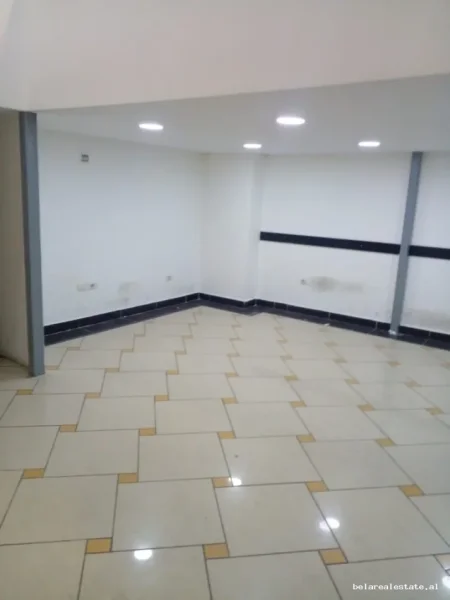 Tirane, jepet me qera dyqan Kati 2, 60 m² 630 € (Rruga e Barrikadave)