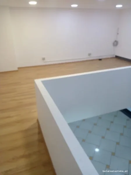 Tirane, jepet me qera dyqan Kati 2, 60 m² 630 € (Rruga e Barrikadave)