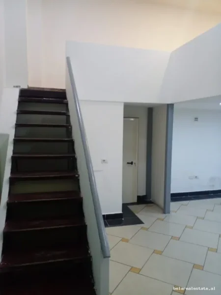 Tirane, jepet me qera dyqan Kati 2, 60 m² 630 € (Rruga e Barrikadave)