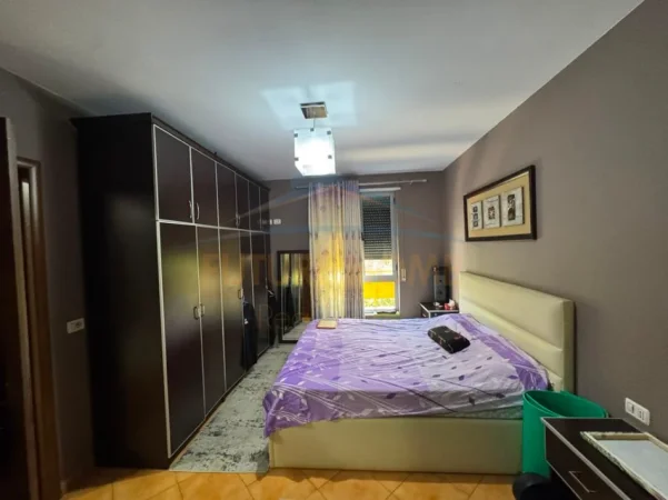 Tirane, shes apartament 2+1+Ballkon Kati 4, 123 m² 300.000 € (Pallati me shigjeta)