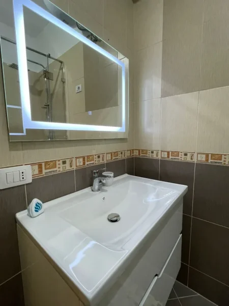Tirane, jepet me qera apartament 2+1 Kati 2, 105 m² 800 € 