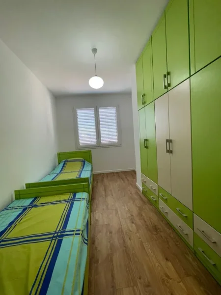 Tirane, jepet me qera apartament 2+1 Kati 2, 105 m² 800 € 