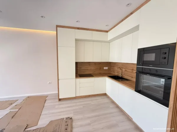 Tirane, jepet me qera apartament 2+1+Ballkon Kati 4, 145 m² 1.250 € (Hysni Gerbolli)