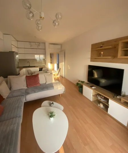Tirane, jepet me qera apartament 2+1 , 120 m² 650 € 