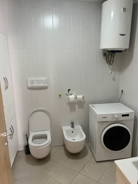 Tirane, jepet me qera apartament 2+1 Kati 4, 100 m² 700 € (PAZARI I RI)