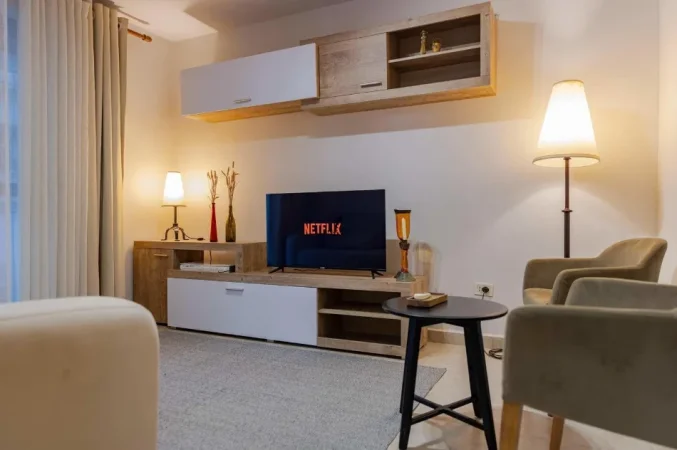 Tirane, jepet me qera apartament 1+1 Kati 2, 70 m² 700 € (QENDER)