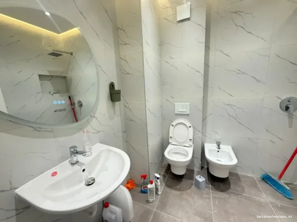Tirane, jepet me qera apartament 1+1+Ballkon Kati 4, 73 m² 730 € (Hysni Gerbolli)