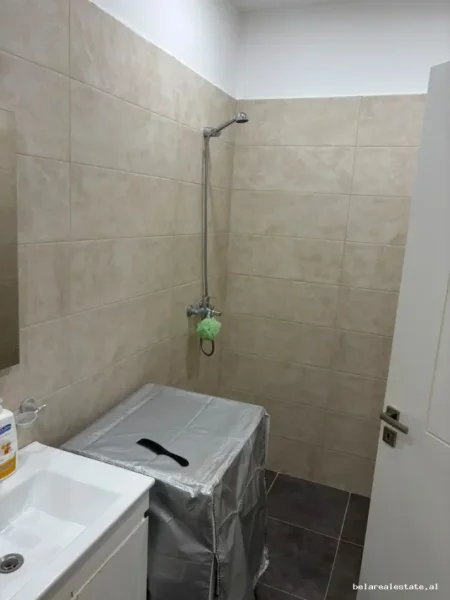 Tirane, jepet me qera apartament 1+1+Ballkon Kati 8, 65 m² 550 € (Xhanfize Keko)