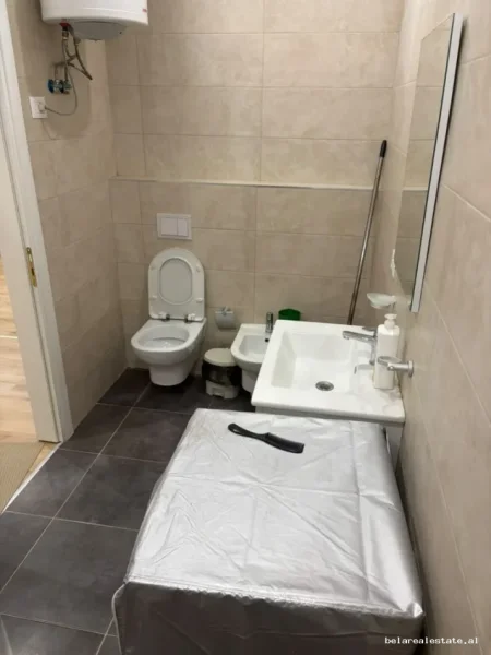 Tirane, jepet me qera apartament 1+1+Ballkon Kati 8, 65 m² 550 € (Xhanfize Keko)