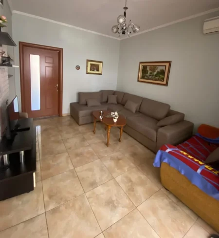 Tirane, jepet me qera apartament 1+1 Kati 2, 65 m² 400 € (Ali Demi)