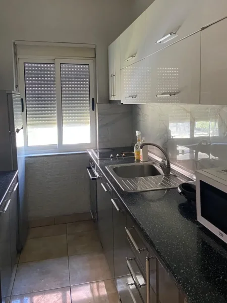 Tirane, jepet me qera apartament 1+1 Kati 2, 65 m² 400 € (Ali Demi)