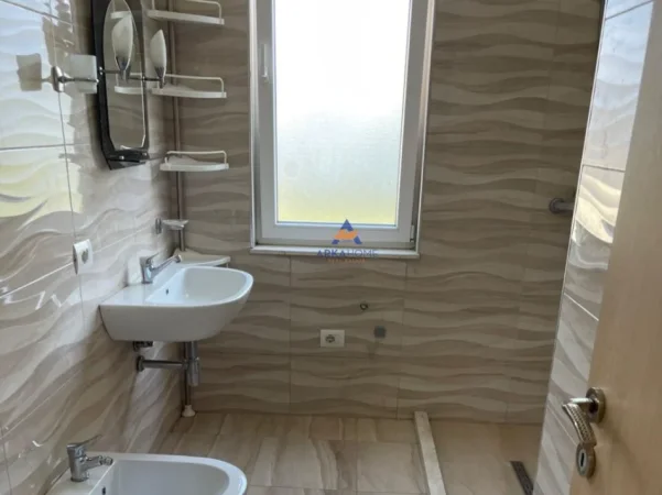 Tirane, shitet apartament 3+1+Ballkon Kati 2, 142 m² 300.000 € (KINOSTUDIO)