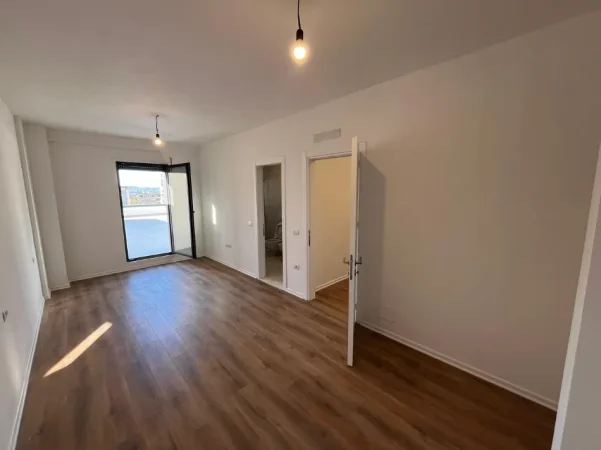 Tirane, jepet me qera ambjent biznesi , 600 € (kinostudio , porcelan)