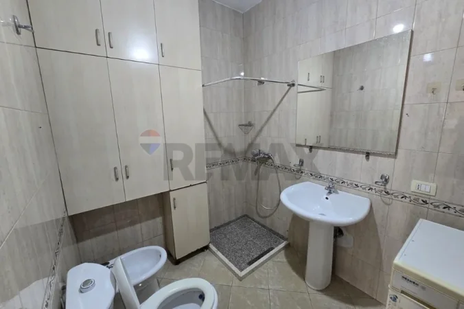 Tirane, jepet me qera apartament 1+1 Kati 2, 450 € (Don bosko)