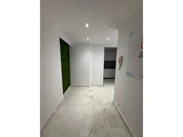 Tirane, jepet me qera ambjent biznesi Kati 8, 137 m² 2.000 € (Torre Drin)