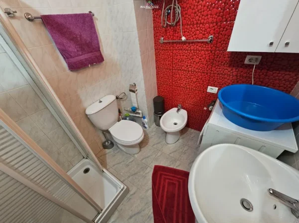 Tirane, jepet me qera apartament 1+1+Ballkon Kati 3, 60 m² 520 € (Naim Frasheri)