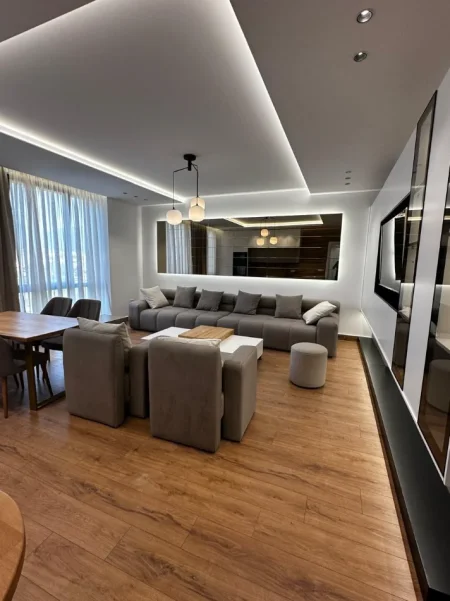 Tirane, jepet me qera apartament 1+1+Aneks+Ballkon Kati 6, 650 € (bulevardi i ri)