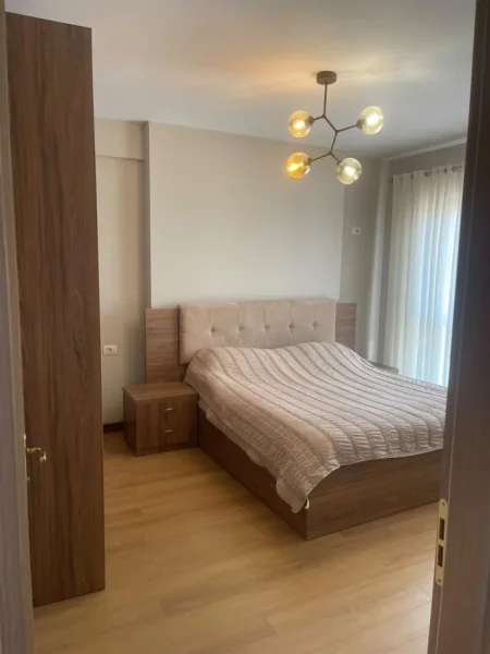 Tirane, jepet me qera apartament 1+1 Kati 4, 65 m² 500 € (Shkolla e Bashkuar)