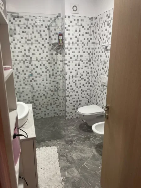 Tirane, jepet me qera apartament 1+1 Kati 4, 65 m² 500 € (Shkolla e Bashkuar)