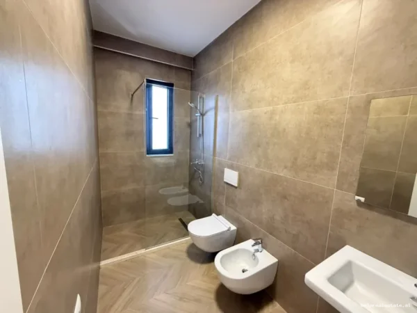 Tirane, jepet me qera apartament 2+1+Ballkon Kati 6, 100 m² 860 € (Porcelan)