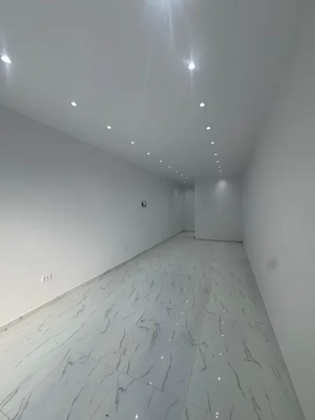 Tirane, shitet ambjent biznesi Kati 0, 38 m² (Don Bosko) Çmimi: 85.000€