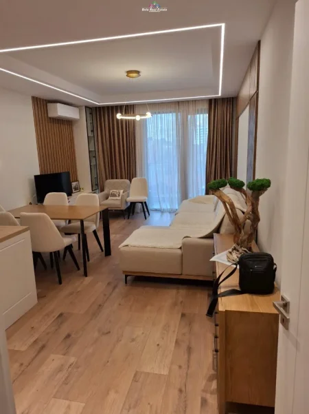 Tirane, jepet me qera apartament 2+1+Ballkon Kati 2, 120 m² 890 € (Xhanfize Keko)
