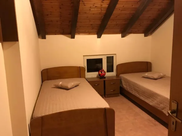 Tirane, jepet me qera apartament 3+1 , 120 m² (Xhamlliku)