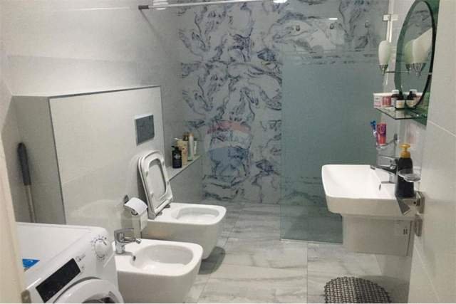 Tirane, jepet me qera 2+1 Kati 2, 86 m² 500 Euro (Medreseja)